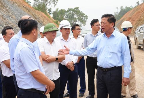 Bộ trưởng Bộ Xây dựng Trần Hồng Minh kiểm tra dự án, cùng với lãnh đạo địa phương lắng nghe, kịp thời có chỉ đạo tháo gỡ khó khăn cho dự án. Ảnh: N.Lộc