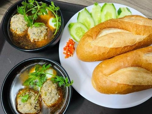 Bữa sáng nên kết hợp ba nhóm chính gồm tinh bột hấp thu chậm, đạm cùng chất xơ từ rau hoặc trái cây. Ảnh: Hà Lâm.
