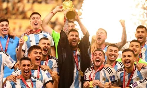 Lionel Messi cùng đồng đội nâng Cup vô địch sau trận chung kết World Cup 2022.