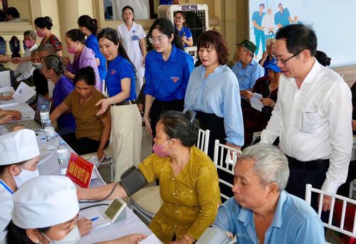 Những người được hưởng chính sách khám sức khỏe định kỳ, khám sàng lọc miễn phí ít nhất mỗi năm 1 lần là người dân cư trú trên địa bàn thành phố (thường trú)