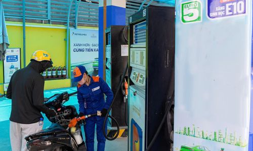 Người dân đổ xăng E10 tại một cây xăng trên địa bàn phường Hoàn Kiếm. Ảnh: Đỗ Tâm