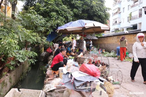 Đoạn mương hở từ tuyến đường giáp Khu đô thị Starlake đến đường Hoàng Quốc Việt trở thành “điểm nghẽn” về môi trường và đô thị. Ảnh: MT