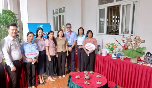 Đại biểu tham quan khu trưng bày sản phẩm tái chế. Ảnh: Tùng Nguyễn.