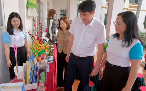 Đại diện lãnh đạo xã Sóc Sơn tham quan khu trưng bày sản phẩm tái chế của hội viên phụ nữ. Ảnh: Tùng Nguyễn.