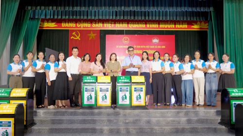Công ty TNHH Tenma (HCM) Việt Nam chi nhánh Hà Nội trao tặng thùng phân loại rác. Ảnh: Tùng Nguyễn.