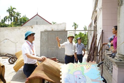 Lãnh đạo phường Thượng Cát đã trực tiếp gặp gỡ các gia đình bị thu hồi đất làm dự án để giải đáp những khó khăn, vướng mắc phát sinh.