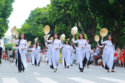 Mục tiêu của phát triển là làm cho người dân giàu hơn mà phải giúp người dân sống tốt hơn, hạnh phúc hơn. Ảnh: Quang Thái