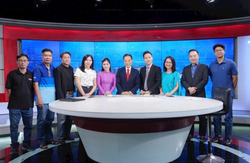 Các khách mời cùng ê-kíp thực hiện chương trình. Ảnh: Phạm Hùng