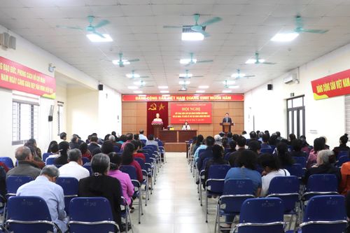 Quang cảnh hội nghị đối thoại giữa Chủ tịch UBND phường Lĩnh Nam với cá nhân, tổ chức về thủ tục hành chính. Ảnh: Hiền Chi
