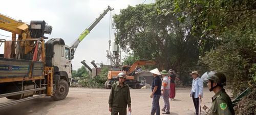 Lực lượng chức năng triển khai cưỡng chế công trình vi phạm của ông Nguyễn Quốc Hùng tại khu Múc Bé, thôn Hòa Bình, xã Trung Giã. Ảnh: Hưng Sơn