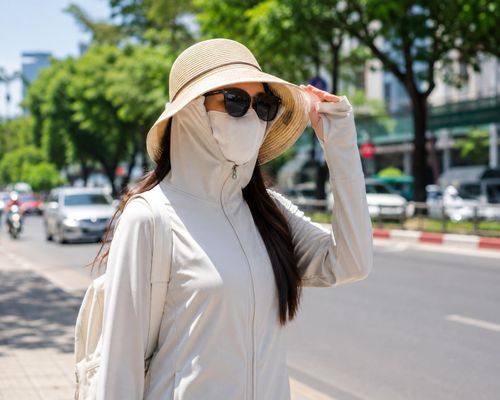 Kem chống nắng phổ rộng, quần áo chống UV, kính râm, mũ rộng vành cùng chế độ ăn giàu rau củ quả sẽ giúp làn da chống chọi tốt hơn với tác động của ánh nắng mùa hè.