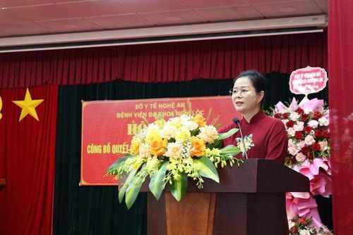 TS.BSCKII Lê Thị Hoài Chung - Giám đốc Sở Y tế Nghệ An phát biểu giao nhiệm vụ cho tân Giám đốc Bệnh viện Đa khoa Nghi Lộc Nguyễn Thế Tùng.