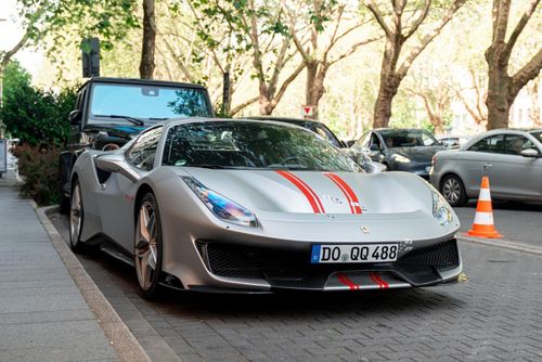 Ra mắt vào năm 2018, Ferrari 488 Pista Spider là phiên bản hiệu năng cao của dòng 488 Spider khi sở hữu thiết kế tương đồng với các mẫu xe đua 488 GTE và 488 Challenge.