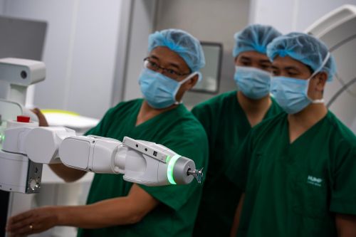  "Ngay cả khi chưa có robot, chỉ riêng việc thay đổi chiến lược tiếp cận đã giúp cải thiện kết quả điều trị rất nhiều. Nhiều bệnh nhân trước đây phải truyền 3-4 đơn vị máu, thậm chí 6-7 đơn vị, thì nay gần như không cần truyền máu nhờ kỹ thuật mổ mới", ông nói. Khi kết hợp robot và các công nghệ hỗ trợ hiện đại, độ chính xác trong đặt dụng cụ được nâng lên đáng kể. Nếu trước đây kết quả phụ thuộc nhiều vào kinh nghiệm cá nhân của phẫu thuật viên thì hiện nay quá trình lập kế hoạch đã được số hóa và mô hình hóa. 