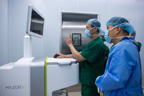  Theo PGS Tiến, trước khi tiếp cận hệ thống robot thế hệ mới, ông và các đồng nghiệp đã có nhiều năm làm việc với các thế hệ robot trước đó. Chính quá trình tích lũy kinh nghiệm này giúp ê-kíp nhanh chóng làm chủ công nghệ mới và khai thác tối đa các ưu điểm của hệ thống. 