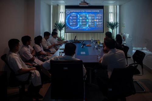  Để chuẩn bị cho ca phẫu thuật, các bác sĩ đã hội chẩn với các chuyên gia hàng đầu về phẫu thuật cột sống đến từ Malaysia nhằm xây dựng phương án điều trị tối ưu. Đáng chú ý, ca mổ được thực hiện với sự hỗ trợ của robot Mazor X Stealth Edition kết hợp hệ thống định vị phẫu thuật 3D theo thời gian thực và hệ thống theo dõi thần kinh trong mổ (IOM), góp phần nâng cao độ chính xác và an toàn. 