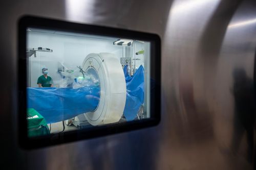  Trước khi đặt những chiếc đinh vít đầu tiên, toàn bộ vùng cột sống của người bệnh được quét bằng hệ thống CT ngay trong phòng mổ. Chỉ trong vài phút, hàng trăm lát cắt được thu thập và tái tạo thành mô hình giải phẫu 3D. Dữ liệu này sau đó được truyền trực tiếp đến hệ thống định vị và robot Mazor X Stealth Edition, giúp bác sĩ lập kế hoạch đường đi tối ưu cho từng vít cột sống trước khi thực hiện can thiệp. 