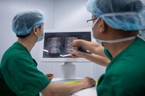  Để triển khai đồng thời nhiều công nghệ hiện đại trong một ca phẫu thuật, bệnh viện phải đầu tư rất lớn về cơ sở vật chất, trang thiết bị, đào tạo nhân lực và chuyển giao kỹ thuật. "Công nghệ chỉ thực sự phát huy hiệu quả khi người sử dụng làm chủ được nó. Nếu đội ngũ chưa đủ chuyên sâu thì dù có thiết bị hiện đại đến đâu cũng khó đạt kết quả tối ưu", Trưởng khoa Phẫu thuật Cột sống nhấn mạnh. 