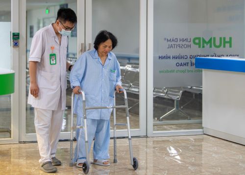 Nhờ sự hỗ trợ của các công nghệ mới, nhiều bệnh nhân có thể được tập đứng và đi lại chỉ vài giờ sau phẫu thuật. Tuy nhiên, thời gian hồi phục cụ thể còn phụ thuộc vào loại phẫu thuật và tình trạng của từng người. "Với một số ca nội soi, bệnh nhân gần như không cảm nhận nhiều khó chịu sau mổ. Những ca phẫu thuật lớn sẽ cần thời gian hồi phục lâu hơn, nhưng vẫn nhanh hơn rất nhiều so với trước đây", bác sĩ Nguyễn Lê Bảo Tiến cho biết. 