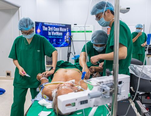  PGS.TS.BS Nguyễn Lê Bảo Tiến, Phó Giám đốc Bệnh viện, Trưởng khoa Phẫu thuật Cột sống, cho biết ca phẫu thuật của bệnh nhân này thuộc nhóm bệnh lý rất phức tạp. Bệnh nhân bị chèn ép tủy sống nặng ở cột sống ngực do cốt hóa dây chằng vàng. 