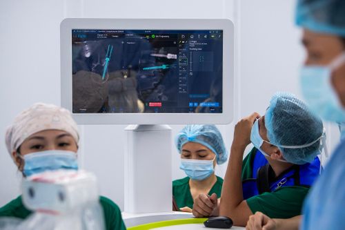  Hiện nay, trong khu vực Đông Nam Á, mới chỉ có Malaysia và Singapore triển khai mô hình phòng mổ tích hợp công nghệ cao tương tự. "Việt Nam trở thành quốc gia thứ ba trong khu vực triển khai công nghệ này. Điều quan trọng là người bệnh trong nước có cơ hội tiếp cận những kỹ thuật tiên tiến ngay tại Việt Nam thay vì phải ra nước ngoài điều trị với chi phí rất lớn", vị chuyên gia nói.