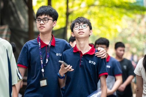 Thời điểm này, nhiệt độ Hà Nội khoảng 35 độ C, ngoài đường có thể cao hơn. Hàng nghìn thí sinh ùa ra cổng trường trong thời tiết nắng nóng.