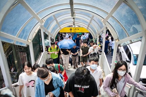 Đáng chú ý, nhiều gia đình lựa chọn di chuyển bằng tuyến metro Nhổn - ga Hà Nội để trở về nhà. Ga Đại học Quốc gia nằm ngay sát điểm thi, giúp giảm đáng kể áp lực giao thông quanh khu vực trường.