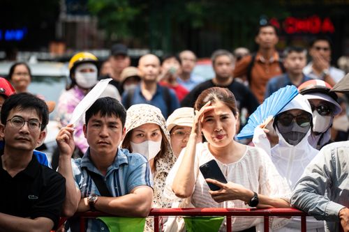 Trước giờ tan khoảng 30 phút, nhiều phụ huynh đã đội mũ, che ô, đứng xếp hàng trước các điểm thi để đợi con. Một số người tranh thủ mua nước uống, đồ ăn nhẹ để chuẩn bị cho con sau khi hoàn thành môn thi đầu tiên.