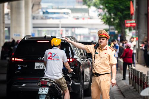 Lực lượng chức năng cùng thanh niên tình nguyện được bố trí tại khu vực cổng trường để phân luồng giao thông, hướng dẫn phụ huynh di chuyển, nhưng gặp khó khăn vì số phụ huynh, xe cộ quá lớn.