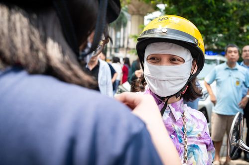 Lường trước tình trạng đông đúc, một số gia đình hẹn sẵn điểm đón. Dù vậy, lượng người đổ ra cùng lúc khiến việc di chuyển gặp nhiều khó khăn, nhiều gia đình mất 10-15 phút mới có thể gặp được nhau.