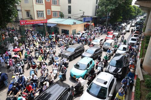 Bên ngoài cổng trường, theo ghi nhận của Tri Thức - Znews, lượng lớn thí sinh và phụ huynh đổ ra cùng lúc khiến mật độ phương tiện tăng cao, tình trạng ùn tắc cục bộ xuất hiện trước hai cổng trường trên đường Xuân Thủy.
