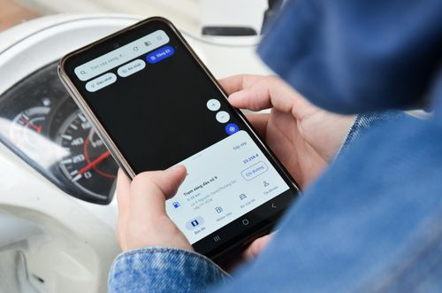 Ứng dụng "Quanh tôi" có mục chỉ dẫn người dùng đến nơi có bán xăng E5. Ảnh: Phúc Hậu.