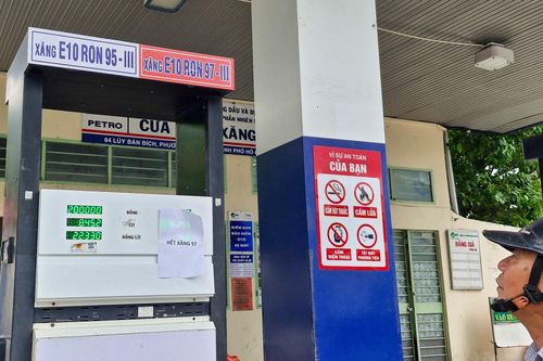 Một cơ sở kinh doanh thông báo đã hết xăng 97. Ảnh: Phúc Hậu.