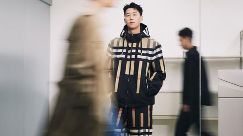 Son Heung-min đang là đại diện của thương hiệu Burberry. Ảnh: Burberry.