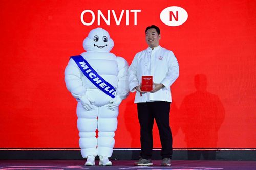  Bếp trưởng Chi Joon Hyuk của ONVIT tại lễ trao giải. 