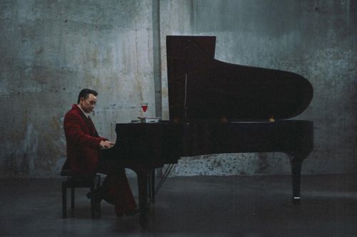  Gặp lại chủ yếu sử dụng âm thanh là tiếng piano, phần phối khí được tiết chế mạnh tay. 