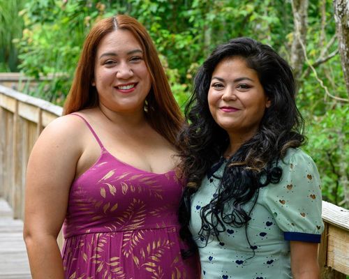  Megan Pinto (phải) cho bạn Vanessa Vega-Rivera vay 1.000 USD để cô có thể đi du lịch cùng gia đình. Ảnh: Todd Anderson.