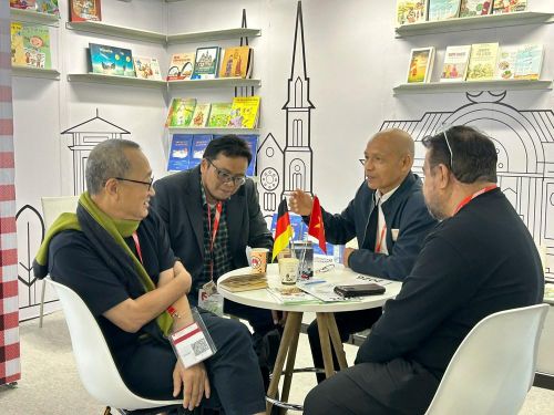 TS Nguyễn Mạnh Hùng, Chủ tịch Thái Hà Books (thứ 2 từ phải sang) làm việc với các đối tác tại “Hội chợ Sách Quốc tế Frankfurt 2025” lần thứ 77