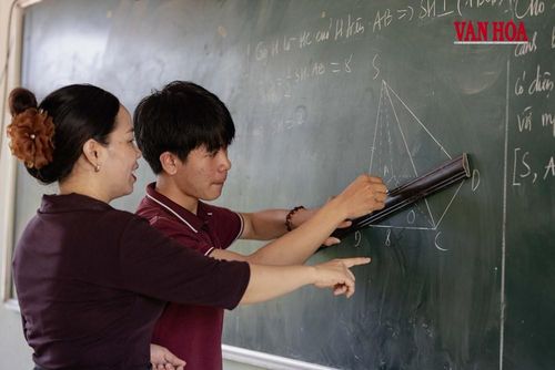 Giáo viên tận tình chỉ bảo từng bài toán