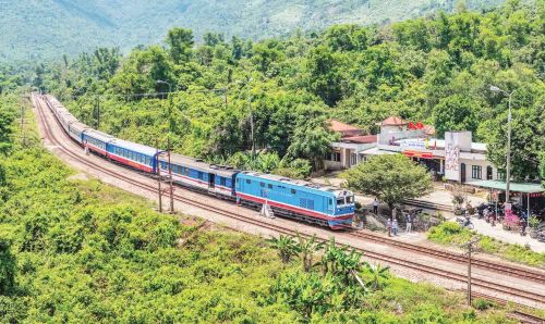 Tàu đi qua ga Hải Vân Bắc, thành phố Huế (Ảnh: QUANG TUẤN)