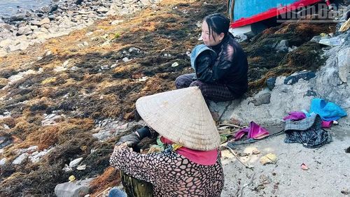 Phút nghỉ ngơi sau nhiều giờ làm việc.