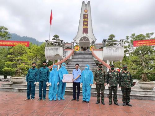 Phó Chủ tịch Ủy ban nhân dân tỉnh Tuyên Quang tặng quà cho Tổ công tác lấy mẫu, số hóa thông tin hài cốt liệt sĩ.