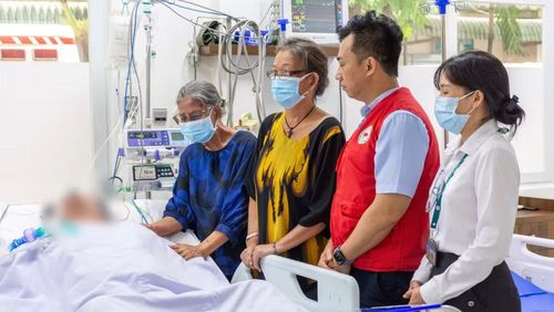 Đại diện Hội Chữ thập đỏ và Bệnh viện Nhân dân 115 chia sẻ, động viên và tri ân gia đình người bệnh.