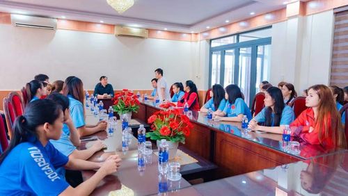 Tiến sĩ Phạm Quang Long, Chủ tịch Liên đoàn Quyền anh Việt Nam đến Trung tâm Huấn luyện Thể thao Quốc gia gặp gỡ và động viên các vận động viên trẻ trước thềm giải đấu quốc tế.