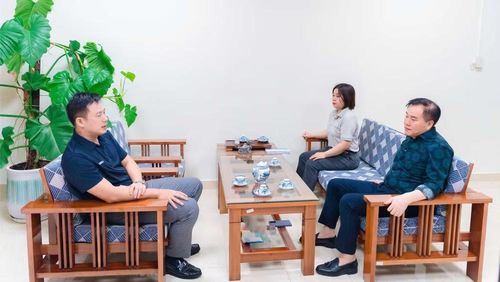 Tiến sĩ Phạm Quang Long (phải) trao đổi cùng ông Phạm Thanh Tú, Giám đốc Trung tâm Huấn luyện Thể thao Quốc gia (trái) về công tác hỗ trợ lực lượng kế cận.