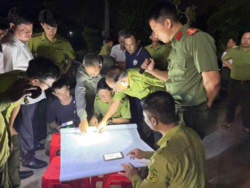Các lực lượng chức năng khẩn trương triển khai chữa cháy rừng tại Vườn quốc gia Cúc Phương theo phương châm “4 tại chỗ”.