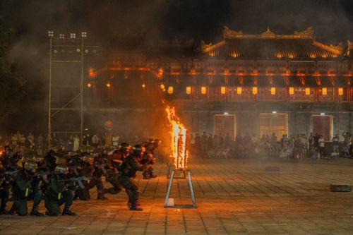 Cảnh sát tấn công trấn áp tội phạm.