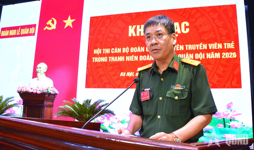 Đại tá Nguyễn Trung Tâm, Chính ủy Đoàn Nghi lễ Quân đội phát biểu chỉ đạo tại hội thi. 