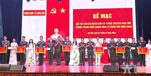 Trao giải tặng các đội thi đạt kết quả cao tại hội thi. 