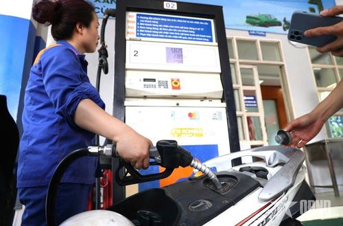  Từ chiều nay (4-6), giá xăng dầu tiếp tục giảm. Ảnh minh họa 